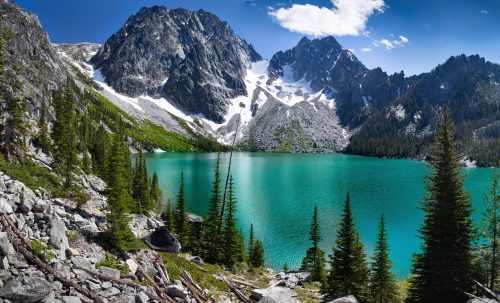 A turquoise alpine lake in the central cascade mountain region of the