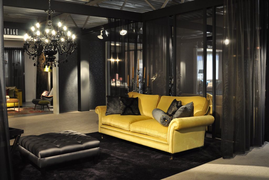 BLACK AND GOLD - A CLASSICAL INTERPRETATION | Interior design, Dark