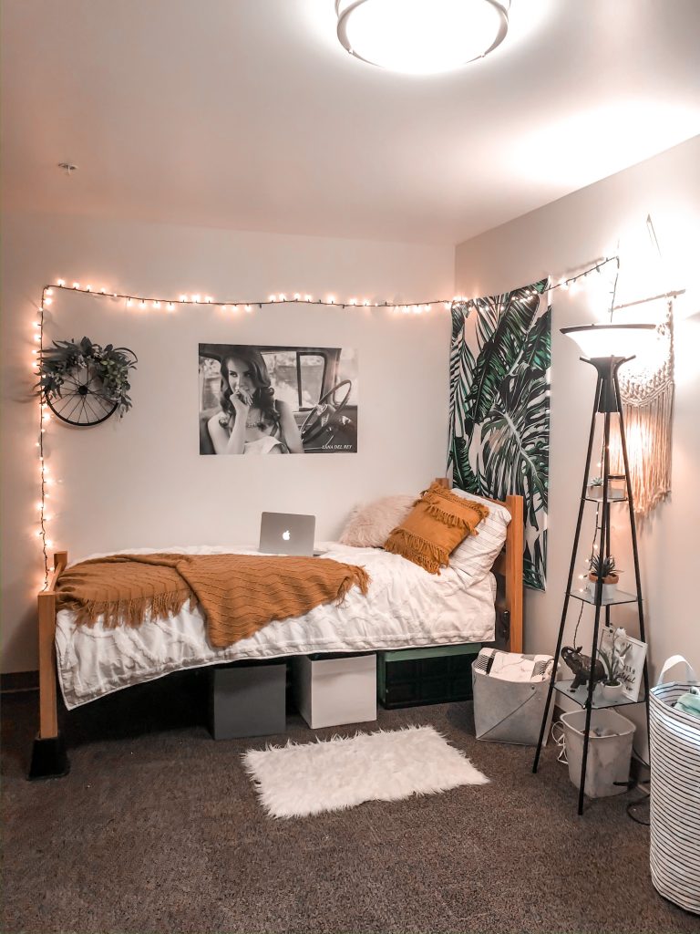 Dorm Room Idea | White dorm room, Unique dorm room, Dorm room inspiration