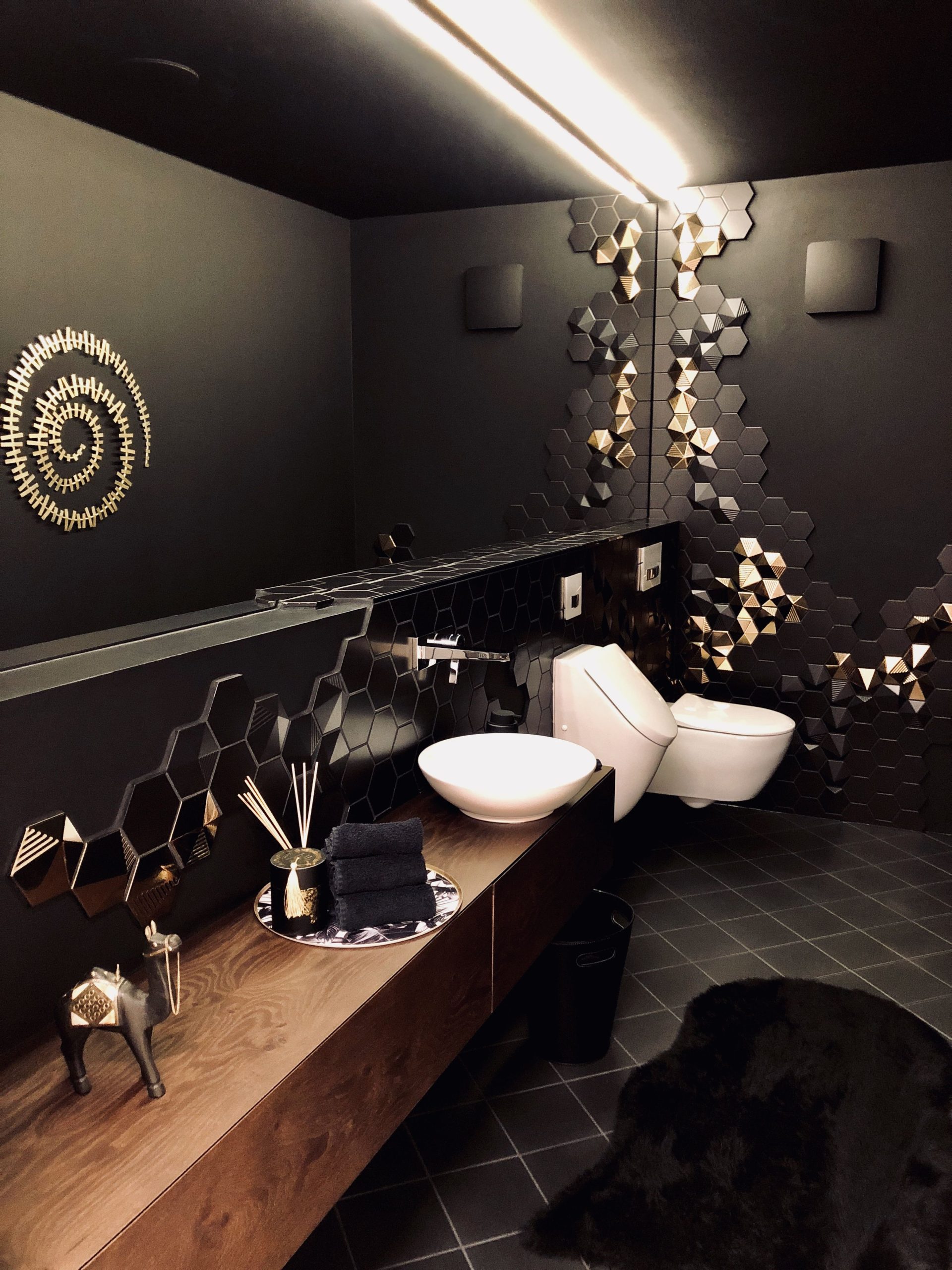 Black & Gold bathroom | Black and gold bathroom, Gold bathroom, Gold tile
