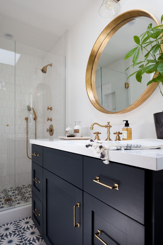 Gold trim and navy cabinets. This bathroom makes me happy | Remodel
