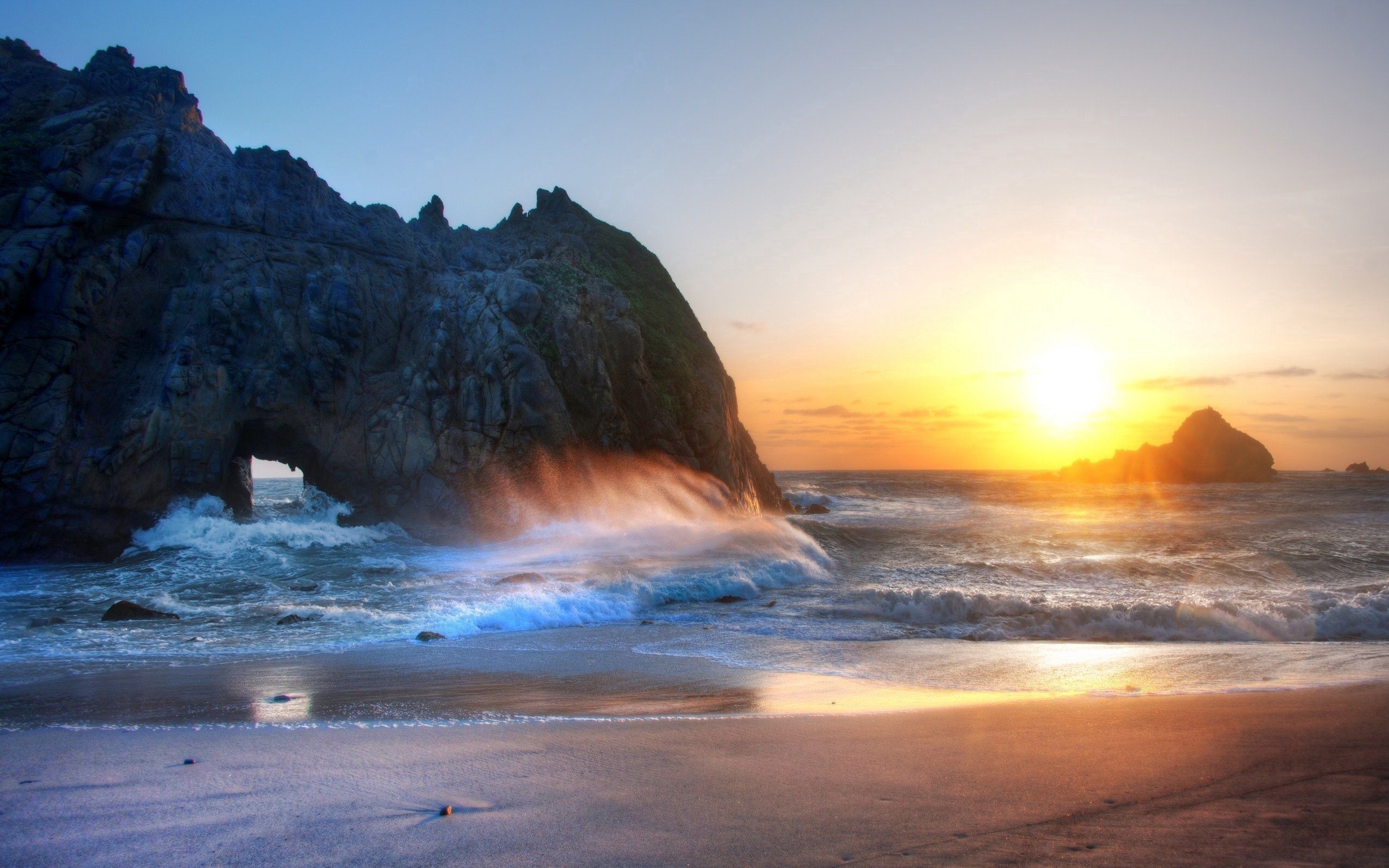 Download wallpaper 2560x1600 sun, light, decline, coast, beach, arch