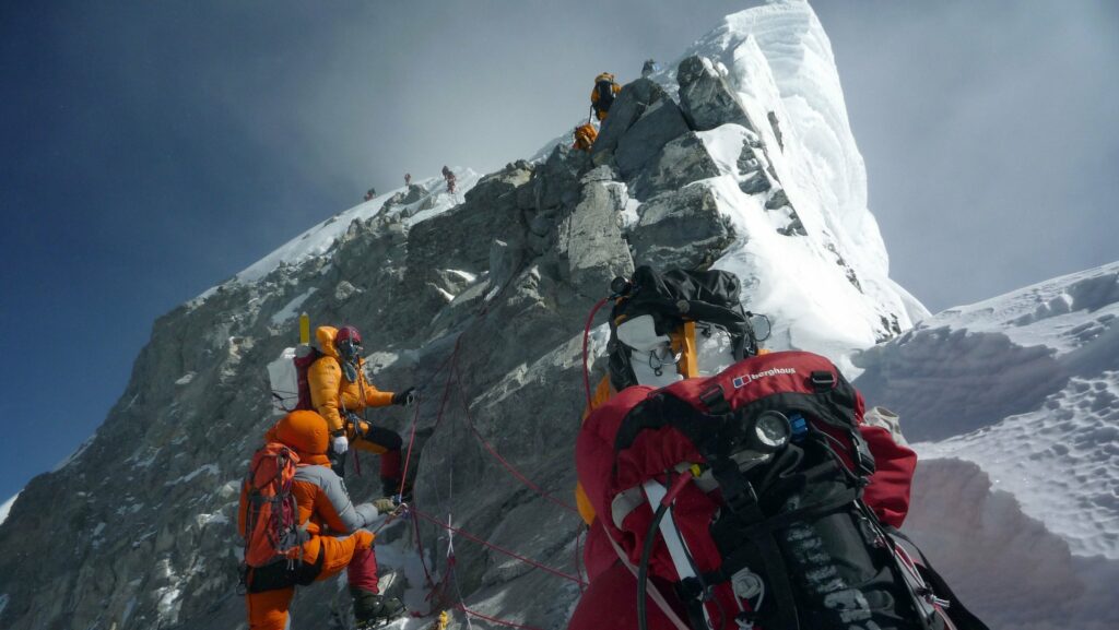 As Everest Melts, Bodies Are Emerging From the Ice - The New York Times