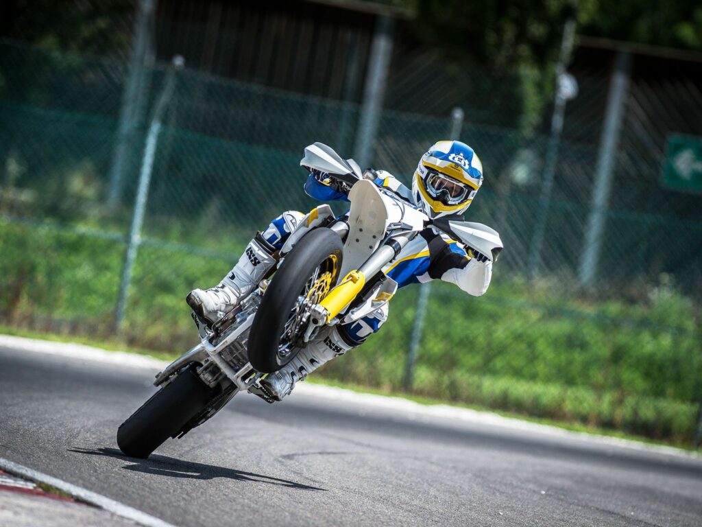 Supermoto Wheelie - Thrashing on the track | Supermoto, Motocross bikes